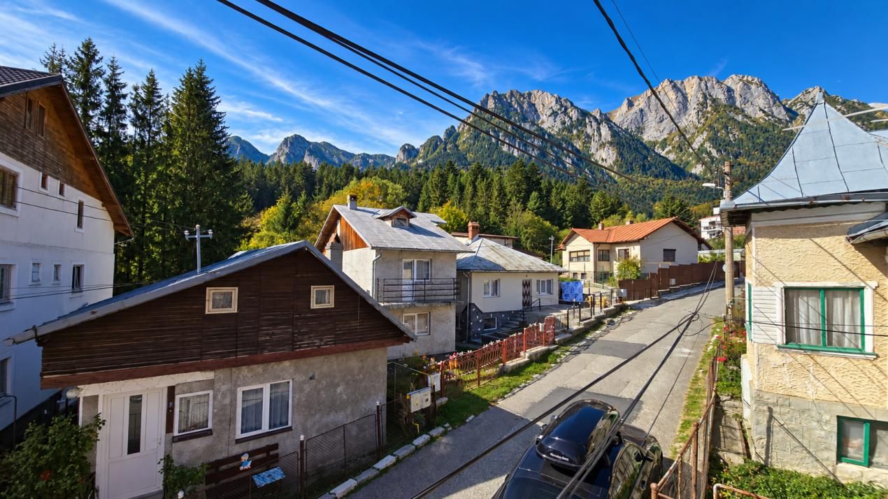 Casă cu 11 camere de vânzare în Central, Bușteni – fotografia 2 din 40