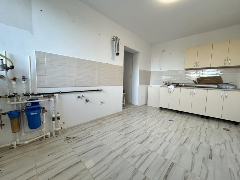 Casă cu 5 camere de vânzare în Central, Dobroești – fotografia 3 din 15