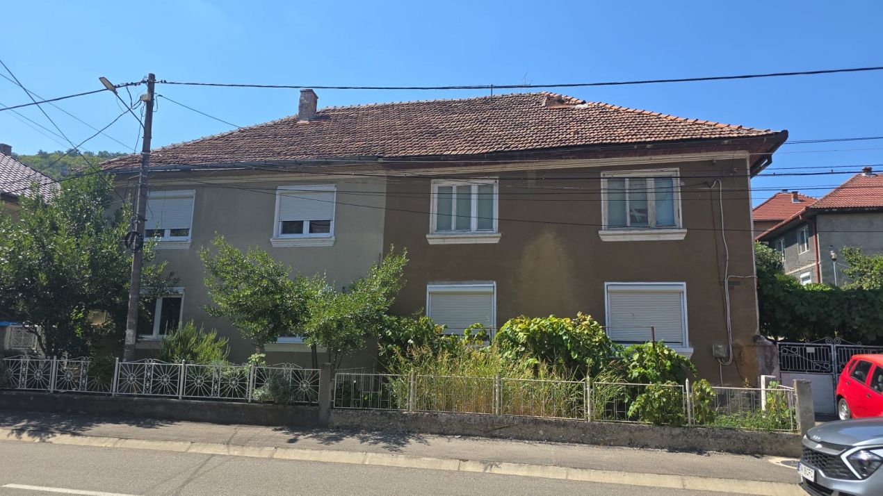 Casă cu 6 camere de vânzare în Central, Orsova – fotografia 2 din 9