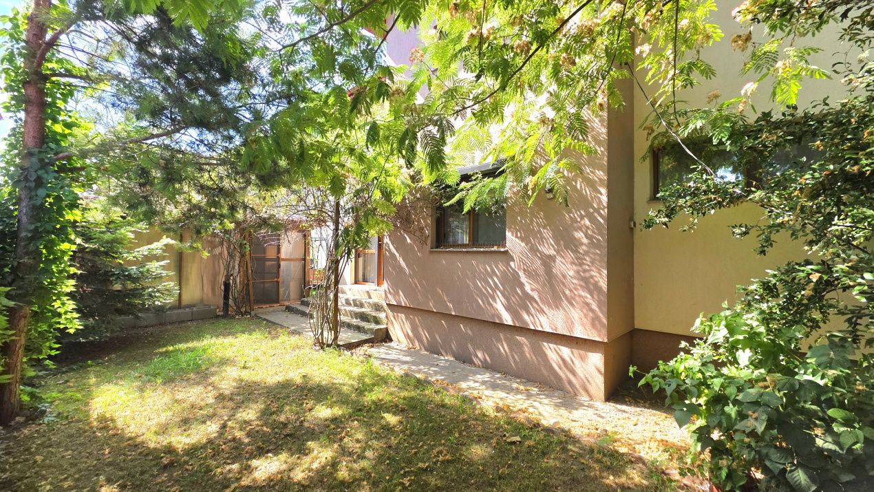 Casă cu 4 camere de vânzare în Lazu – fotografia 2 din 26