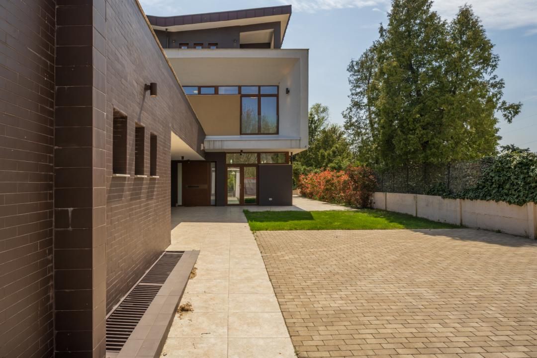 Casă cu 7 camere de vânzare în Mogoșoaia – fotografia 3 din 26