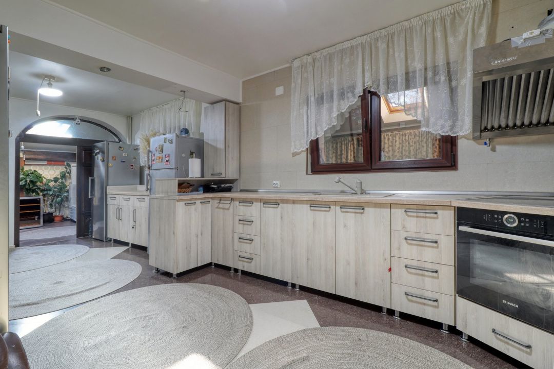 Casă cu 8 camere de vânzare în Mogoșoaia – fotografia 8 din 24