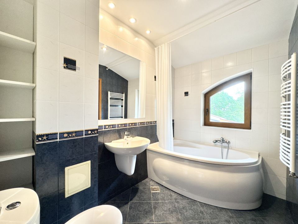 Casă cu 10 camere de vânzare în Central, Frumusani – fotografia 37 din 40