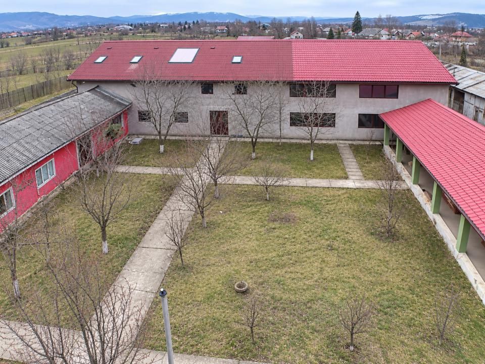 Spațiu industrial cu 15 camere de vânzare în Comănești – fotografia 1 din 10