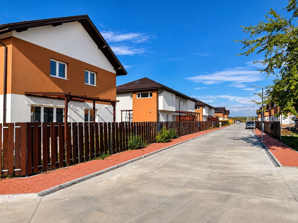 Casă cu 4 camere de vânzare în Nord-Vest, Sabareni – fotografia 1 din 21