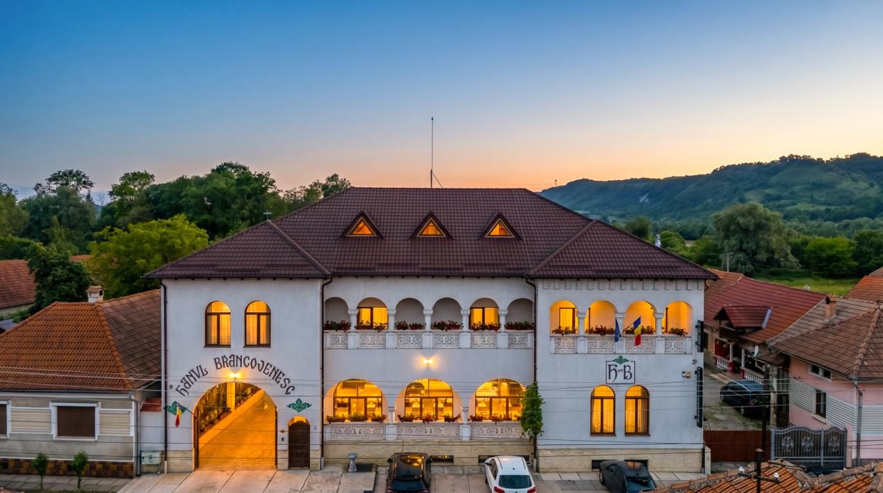 Hotel / pensiune cu 17 camere de vânzare în Sambata de Jos – fotografia 1 din 29