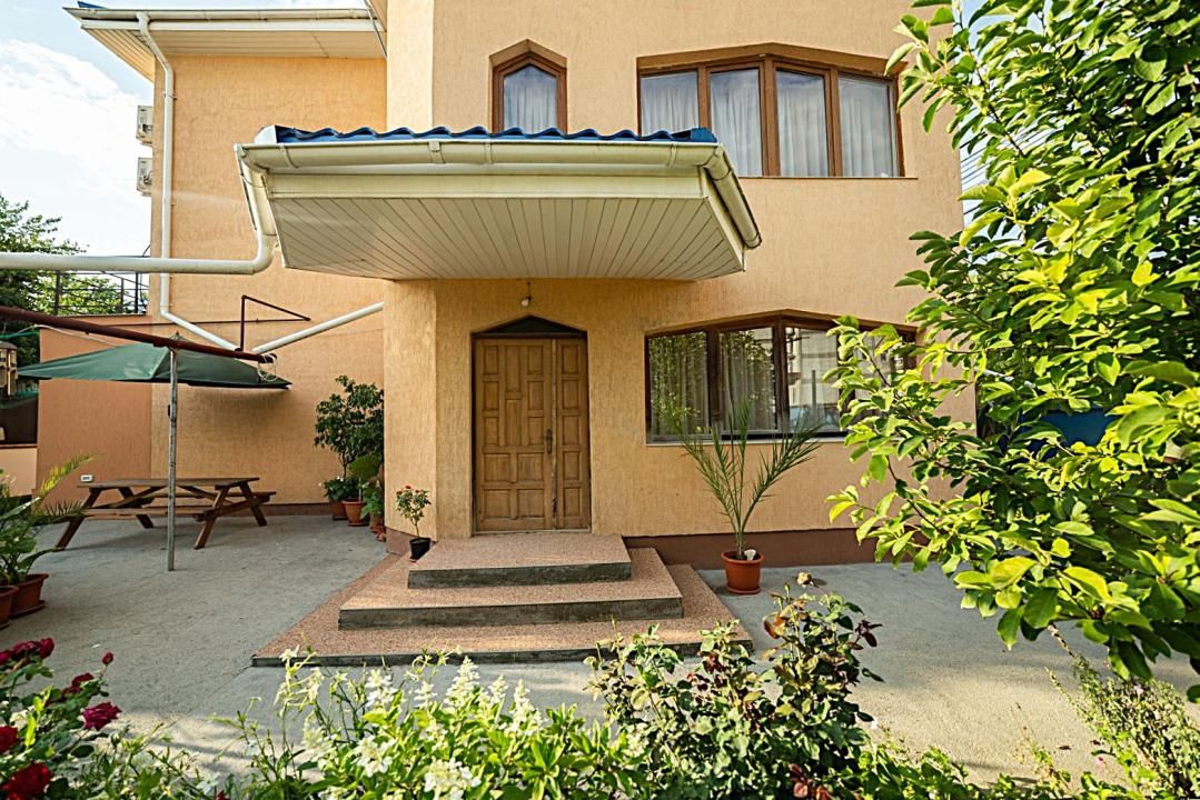 Casă cu 12 camere de vânzare în Central, Mamaia-Sat – fotografia 1 din 20