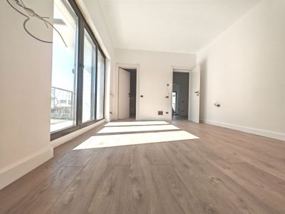 Casă cu 4 camere de vânzare în Est, Tunari – fotografia 3 din 27