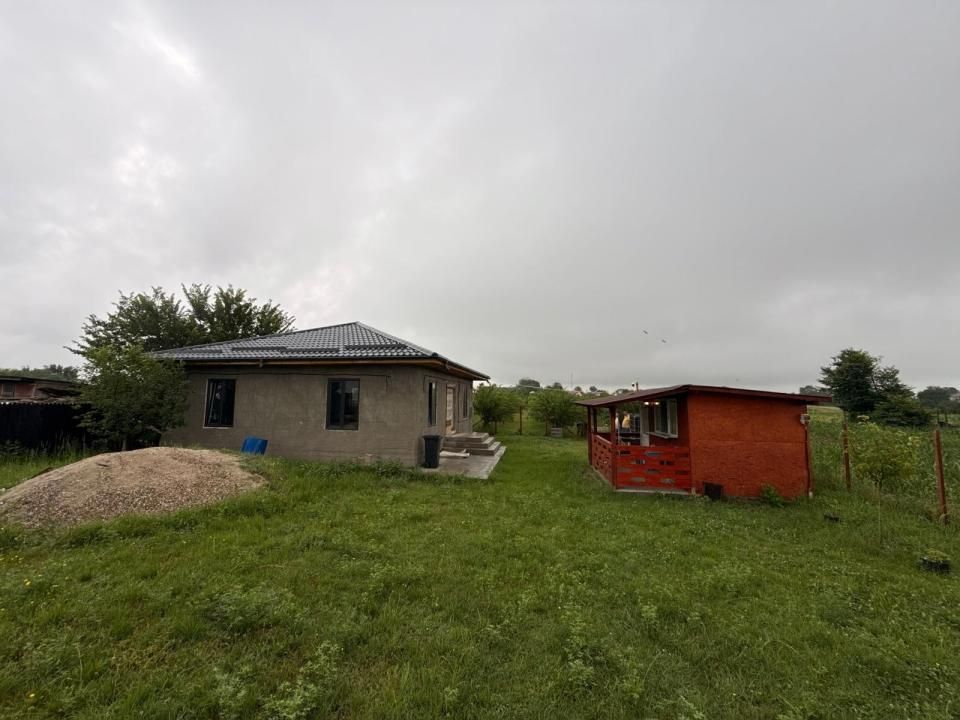 Casă cu 3 camere de vânzare în Exterior Est, Buzoesti – fotografia 1 din 12