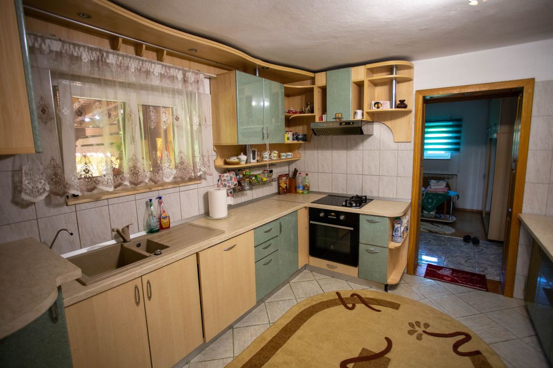 Casă cu 6 camere de vânzare în Comănești – fotografia 22 din 72