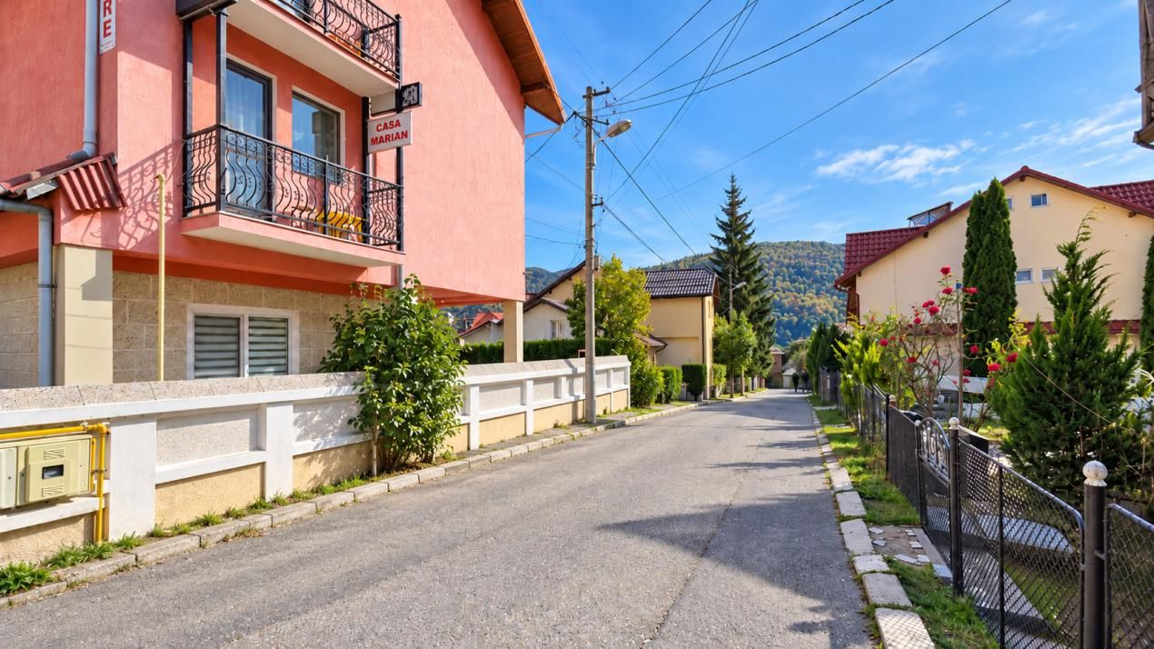 Casă cu 11 camere de vânzare în Central, Bușteni – fotografia 3 din 40