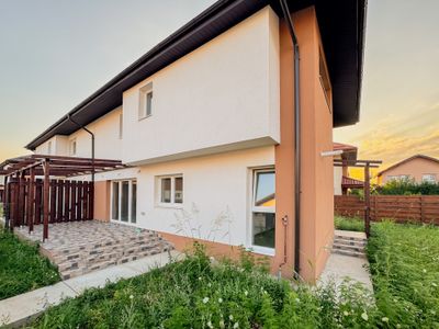 Casă cu 4 camere de vânzare în Nord-Vest, Sabareni – fotografia 3 din 22