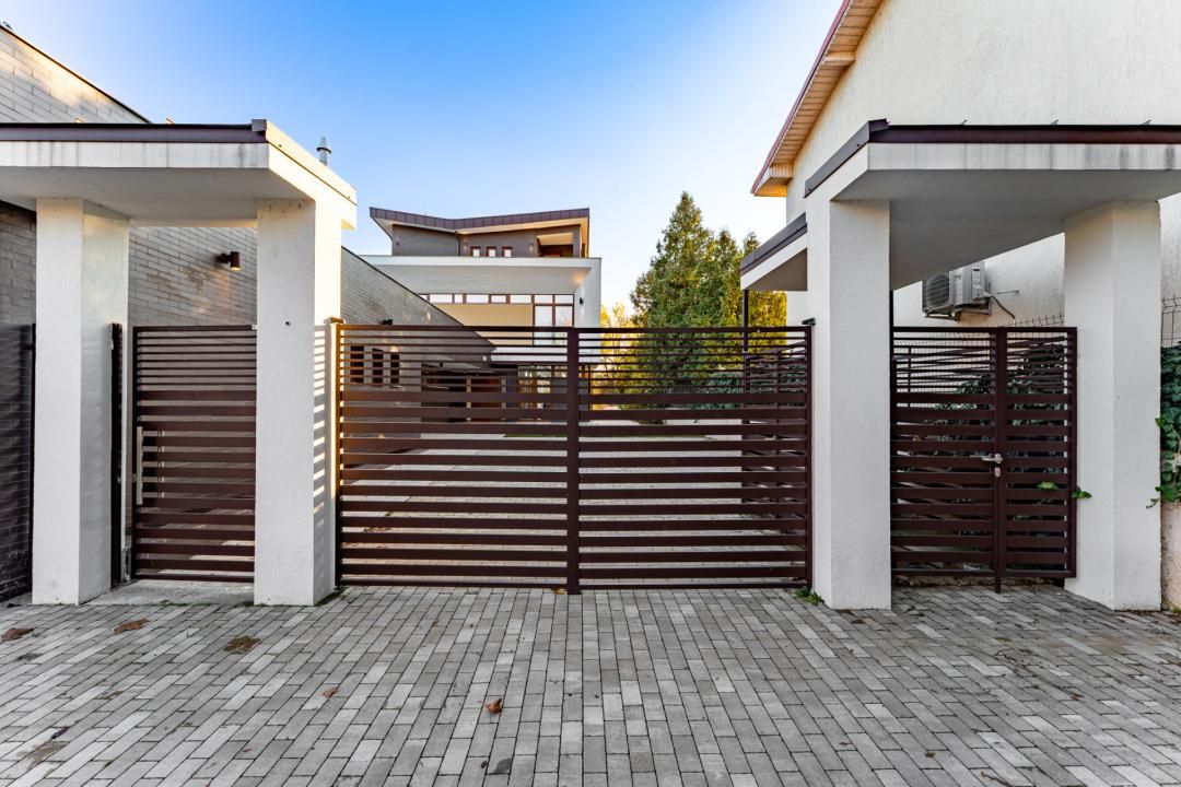 Casă cu 7 camere de vânzare în Mogoșoaia – fotografia 2 din 26