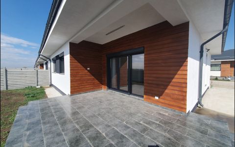 Casă cu 4 camere de închiriat în Tunari