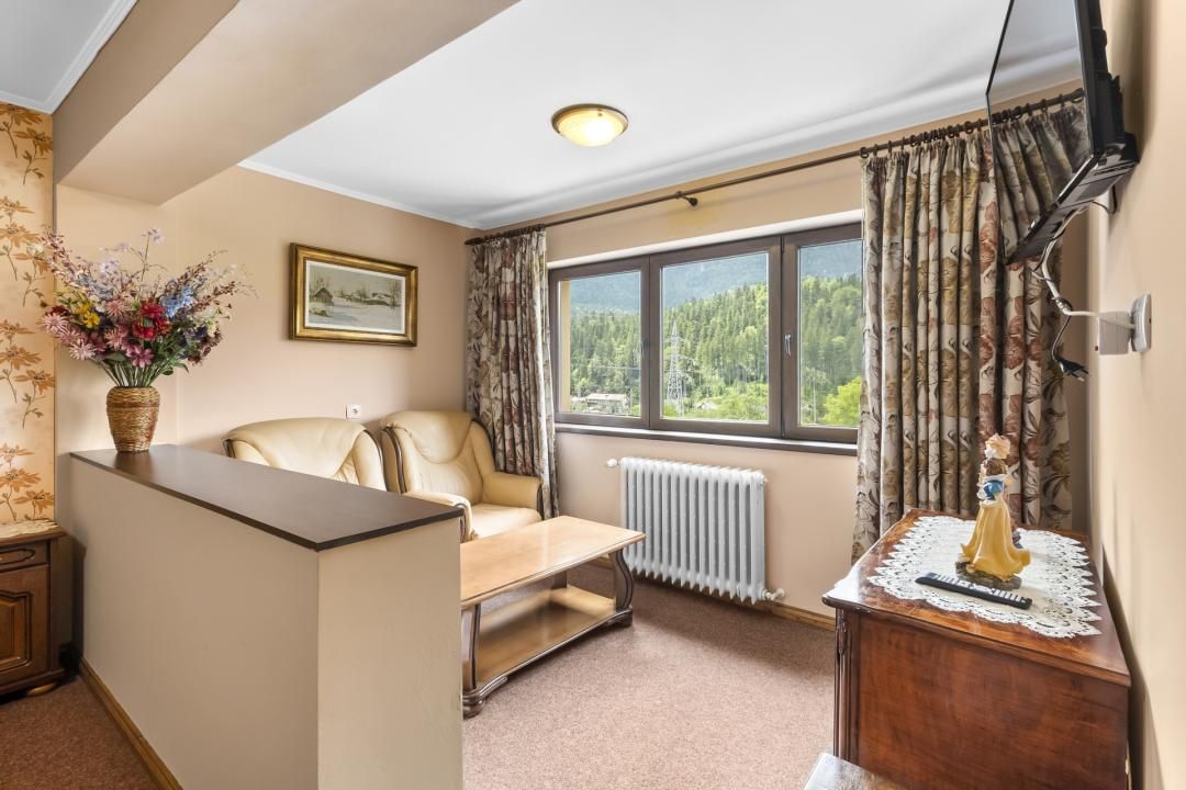 Casă cu 8 camere de vânzare în Zamora, Bușteni – fotografia 13 din 20