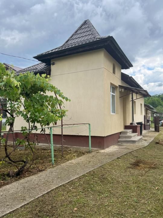 Casă cu 3 camere de vânzare în Periferie, Pucioasa – fotografia 2 din 20