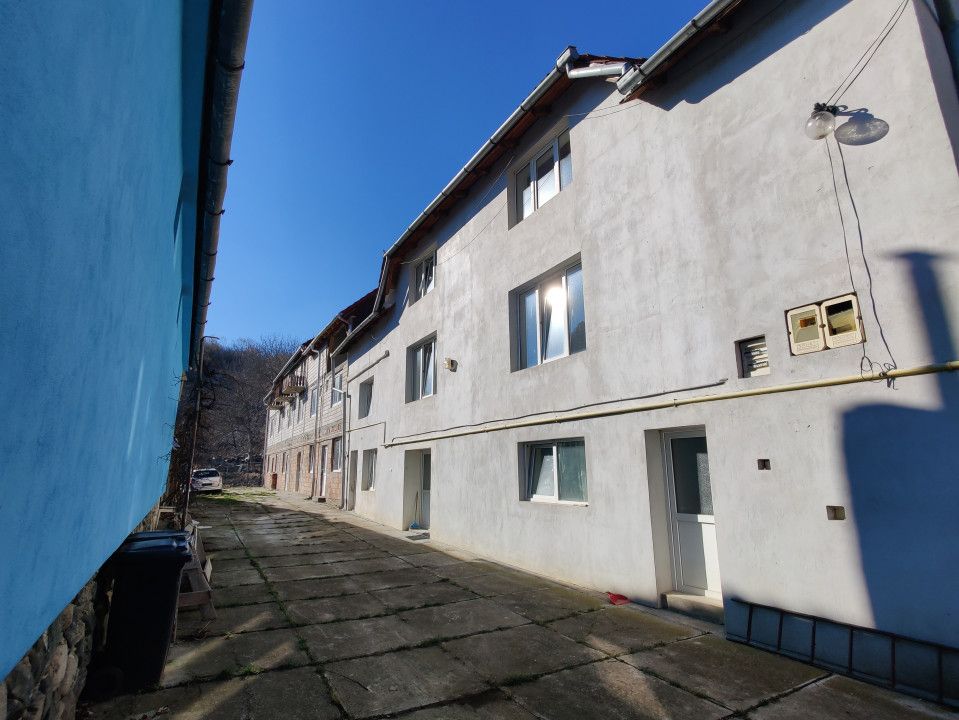 Casă cu 20 camere de vânzare în Slimnic – fotografia 1 din 11