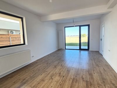 Casă cu 4 camere de vânzare în Exterior Vest, Tunari – fotografia 4 din 24