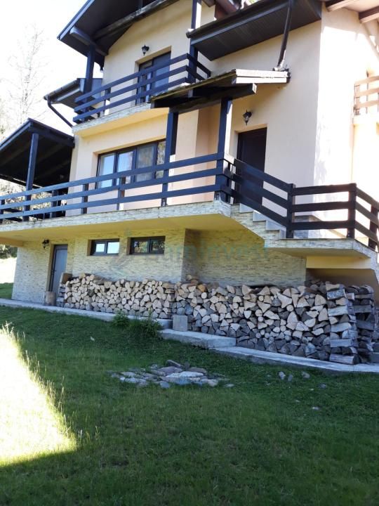 Hotel / pensiune cu 5 camere de vânzare în Central, Vartop – fotografia 1 din 5