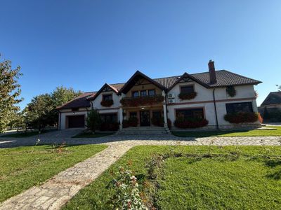 Casă cu 10 camere de vânzare în Central, Roman – fotografia 3 din 9