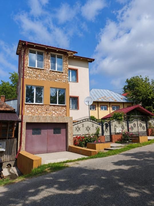 Casă cu 9 camere de vânzare în Ștefănești – fotografia 1 din 13
