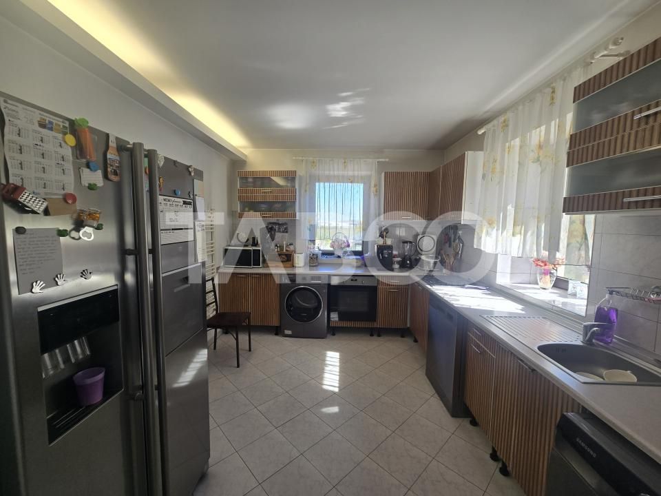 Casă cu 7 camere de vânzare în Sura Mica – fotografia 3 din 18
