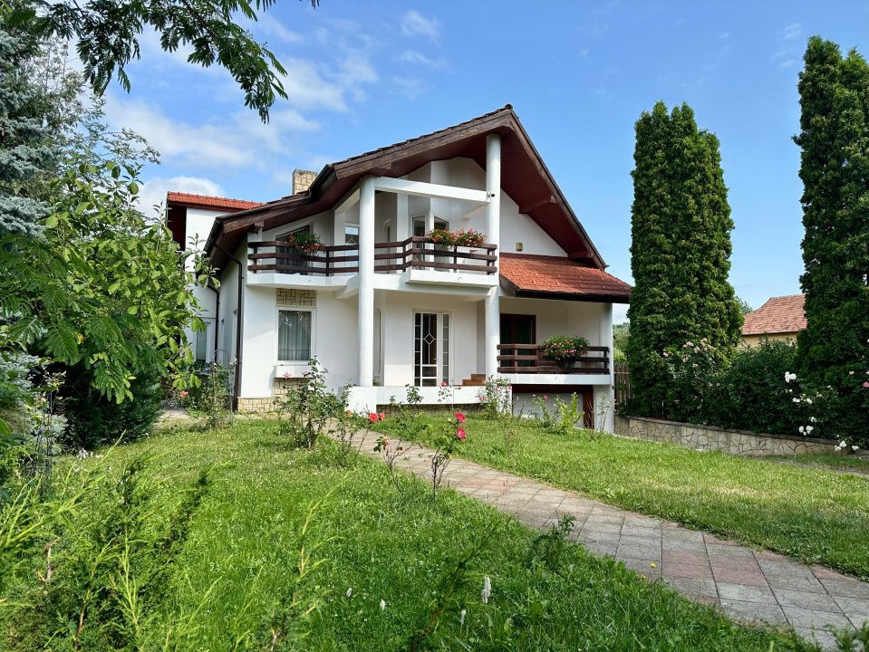 Casă cu 6 camere de vânzare în Comănești – fotografia 1 din 72