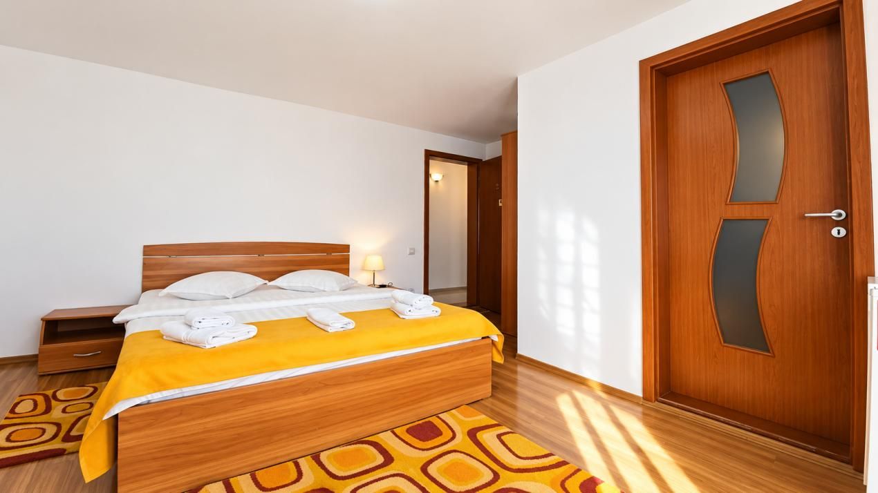 Casă cu 11 camere de vânzare în Central, Bușteni – fotografia 22 din 40