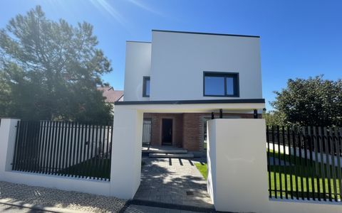 Casă cu 4 camere de vânzare în Central, Tunari