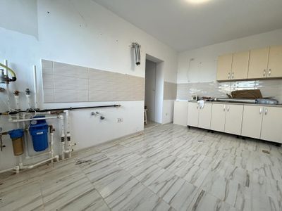 Casă cu 5 camere de vânzare în Central, Dobroești – fotografia 3 din 15
