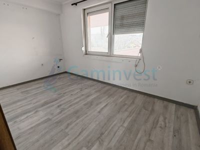 Spațiu comercial cu 8 camere de vânzare în Aleșd – fotografia 4 din 5