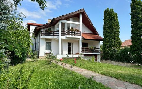 Casă cu 6 camere de vânzare în Comănești