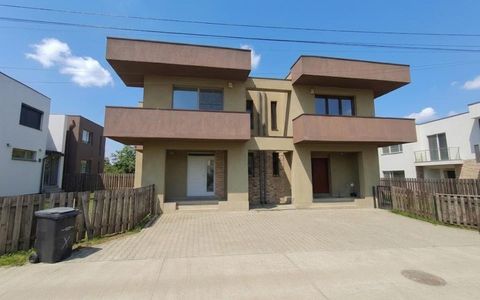 Casă cu 4 camere de vânzare în Central, Tunari