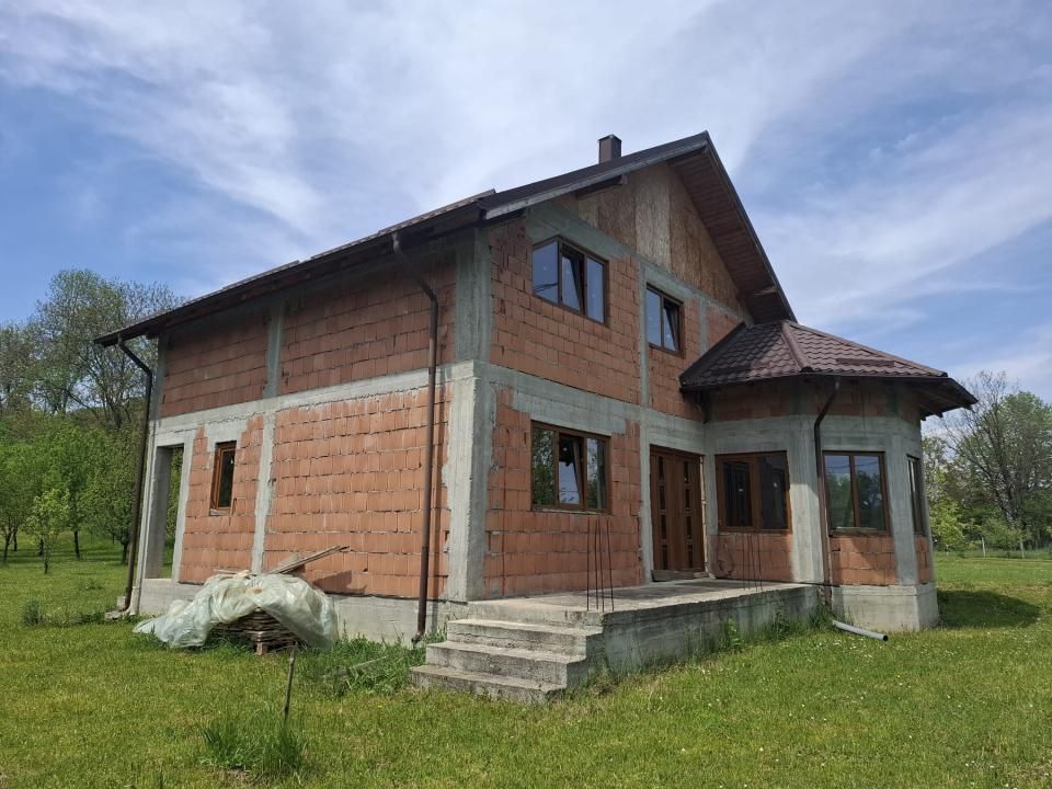 Casă cu 5 camere de vânzare în Central, Pucioasa-Sat – fotografia 1 din 19