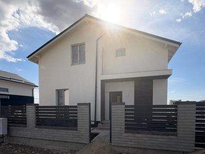 Casă cu 5 camere de vânzare în Central, Berceni – fotografia 2 din 15
