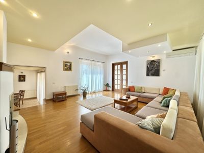 Casă cu 10 camere de vânzare în Central, Frumusani – fotografia 5 din 40