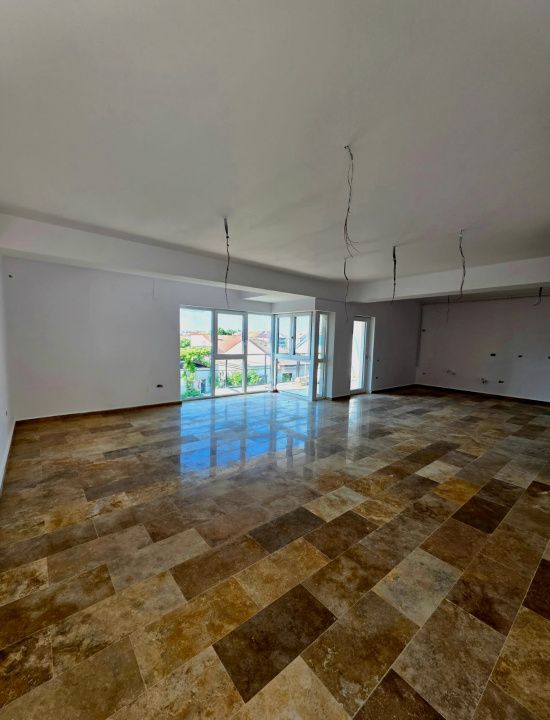Casă cu 12 camere de vânzare în Faleza Nord, Constanța – fotografia 2 din 22