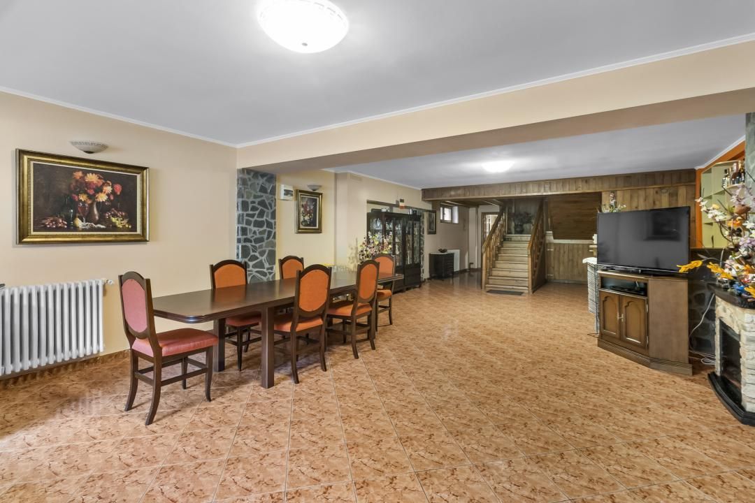 Casă cu 8 camere de vânzare în Zamora, Bușteni – fotografia 2 din 20