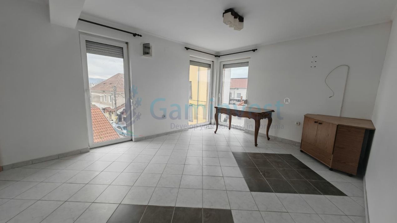 Spațiu comercial cu 8 camere de vânzare în Aleșd – fotografia 5 din 5