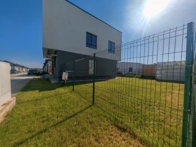 Casă cu 4 camere de vânzare în Central, Tunari – fotografia 2 din 17