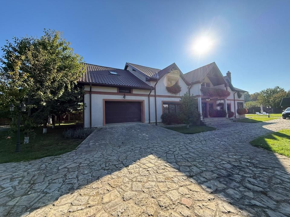 Casă cu 10 camere de vânzare în Central, Roman – fotografia 7 din 9