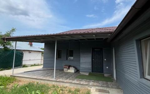 Casă cu 4 camere de vânzare în Central, Cuparu
