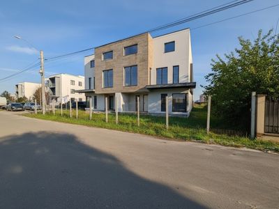 Casă cu 7 camere de vânzare în Central, Tunari – fotografia 2 din 13