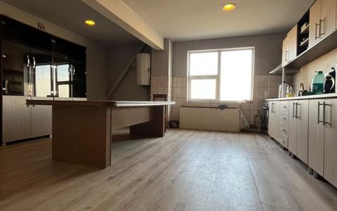 Spațiu de birouri cu 5 camere de închiriat în Exterior Est, Găești