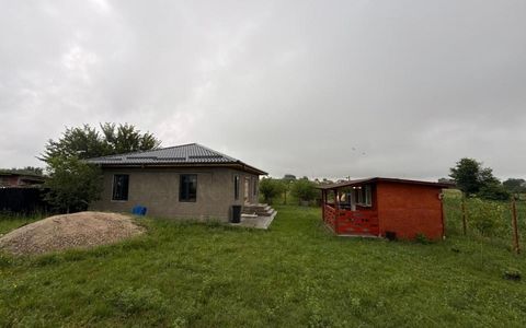 Casă cu 3 camere de vânzare în Exterior Est, Buzoesti