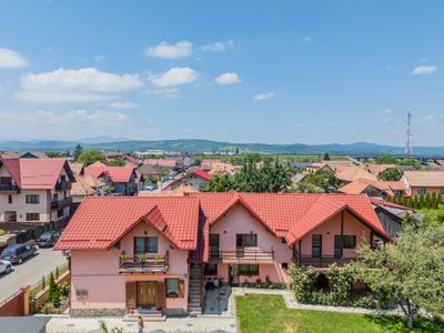 Casă cu 10 camere de vânzare în Râșnov – fotografia 2 din 35