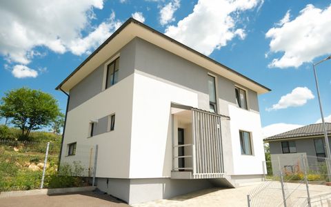 Casă cu 5 camere de vânzare în Central, Pata