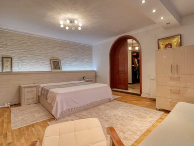 Casă cu 8 camere de vânzare în Mogoșoaia – fotografia 3 din 24