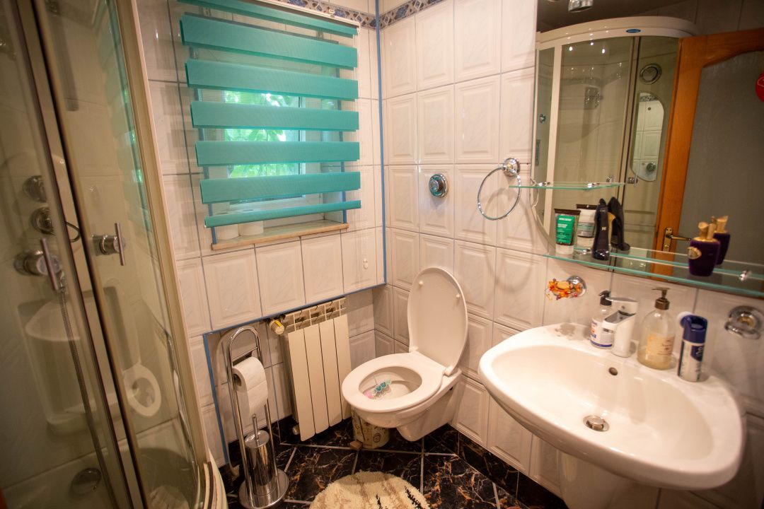 Casă cu 6 camere de vânzare în Comănești – fotografia 32 din 72