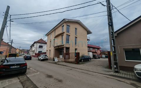 Spațiu comercial cu 8 camere de vânzare în Aleșd